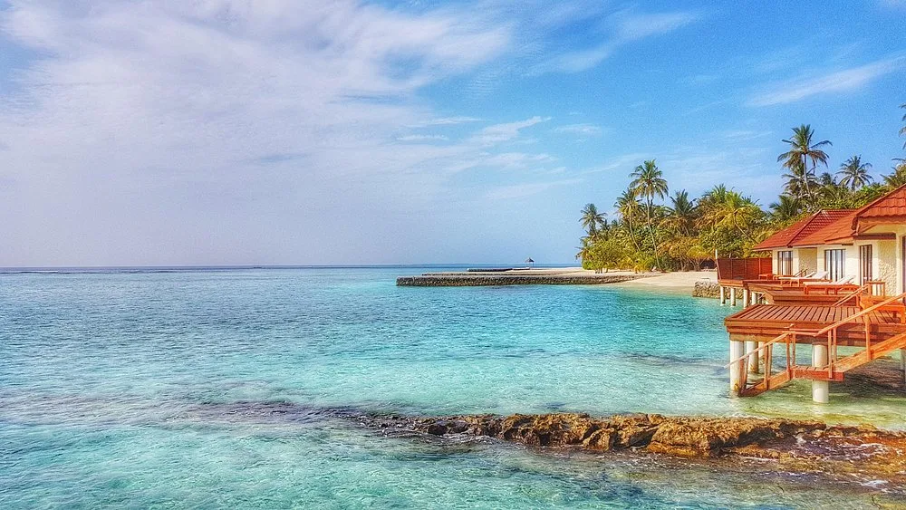 NAKAI Alimatha Resort: Бассейн и пляж 1