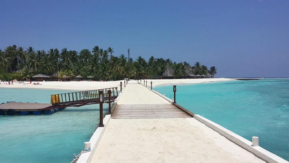 NAKAI Alimatha Resort: Бассейн и пляж 2
