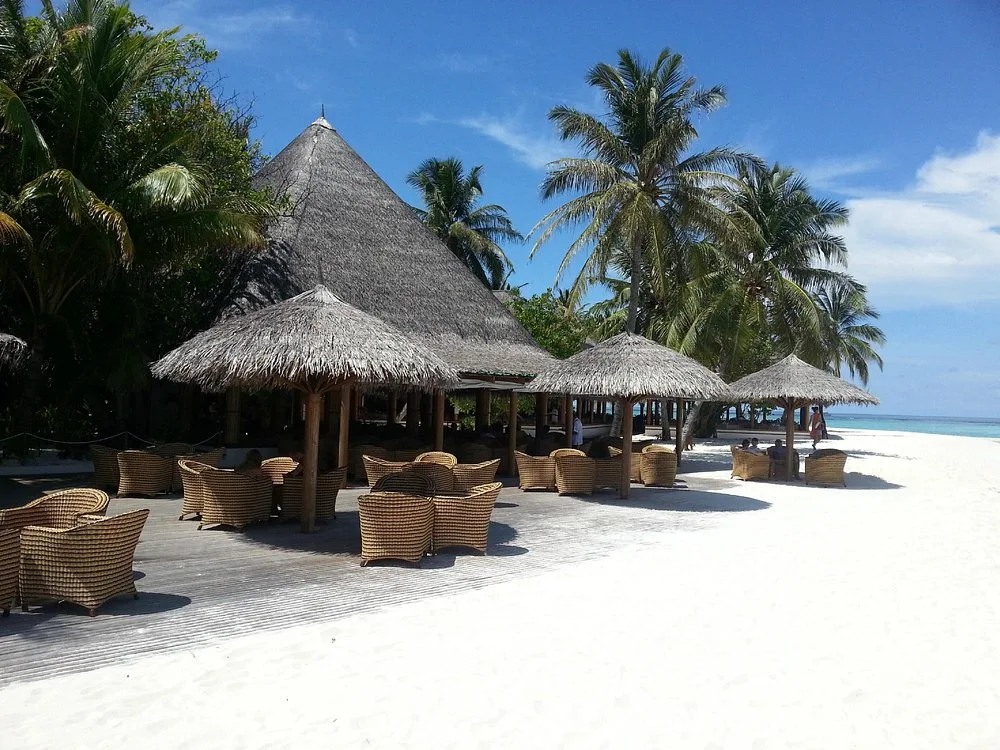 NAKAI Alimatha Resort: Бассейн и пляж 3