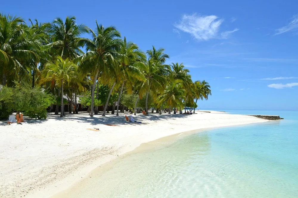 NAKAI Alimatha Resort: Бассейн и пляж 5