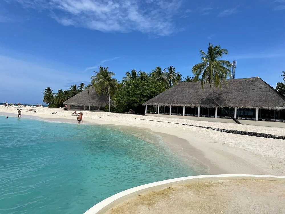 NAKAI Alimatha Resort: Бассейн и пляж 9