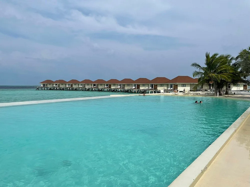 NAKAI Alimatha Resort: Бассейн и пляж 10
